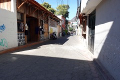 Caféer, restauranger och konst längs en av många gränder i San Pedro La Laguna, Lake Atitlán.