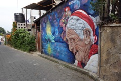 Vacker väggmålning längs en gränd i San Pedro La Laguna, Lake Atitlán.