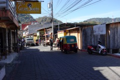 Gatuscen längs huvudgatan i San Pedro La Laguna, Lake Atitlán.
