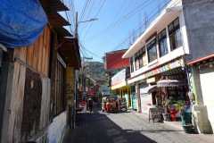 Gatuscen längs huvudgatan i San Pedro La Laguna, Lake Atitlán.