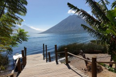Sagolik vy vid piren i San Marcos La Laguna med Volcán San Pedro i bakgrunden, Lake Atitlán.