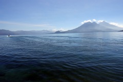 I den högra delen av bilden Volcán Tolimán (två toppar, den högsta 3158) och Volcán Atitlán (3535), San Marcos La Laguna, Lake Atitlán.
