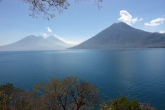 Volcán Tolimán, Volcán Atitlán  och Volcán San Pedro från Reserva Natural Cerro Tzankujil, San Marcos La Laguna, Lake Atitlán.