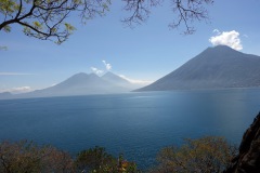 Volcán Tolimán, Volcán Atitlán  och Volcán San Pedro från Reserva Natural Cerro Tzankujil, San Marcos La Laguna, Lake Atitlán.