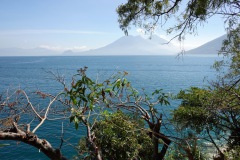  Volcán Tolimán och Volcán Atitlán från Reserva Natural Cerro Tzankujil, San Marcos La Laguna, Lake Atitlán.