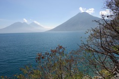 Volcán Tolimán, Volcán Atitlán  och Volcán San Pedro från Reserva Natural Cerro Tzankujil, San Marcos La Laguna, Lake Atitlán.