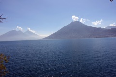  Volcán Tolimán, Volcán Atitlán  och Volcán San Pedro från Reserva Natural Cerro Tzankujil, San Marcos La Laguna, Lake Atitlán.