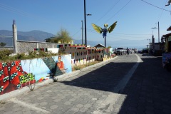 Vackra målningar längs vägen sista biten ner mot piren för båtar till Santiago Atitlán, Lake Atitlán.