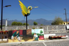 Vackra målningar längs vägen sista biten ner mot piren för båtar till Santiago Atitlán, Lake Atitlán.