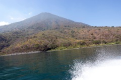 Volcán San Pedro på nära håll från sjön, Lake Atitlán.