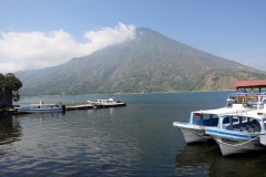 Piren i Santiago Atitlán med Volcán San Pedro i bakgrunden, Lake Atitlán.