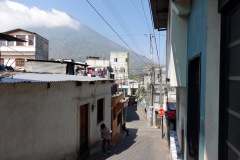 Gatuscen i Santiago Atitlán med en del av Volcán San Pedro i bakgrunden, Lake Atitlán.