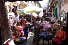Den färgrika marknaden i centrala Santiago Atitlán, Lake Atitlán.