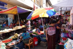 Den färgrika marknaden i centrala Santiago Atitlán, Lake Atitlán.