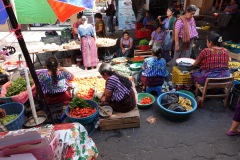 Den färgrika marknaden i centrala Santiago Atitlán, Lake Atitlán.