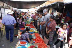 Den färgrika marknaden i centrala Santiago Atitlán, Lake Atitlán.