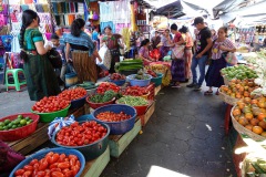Den färgrika marknaden i centrala Santiago Atitlán, Lake Atitlán.