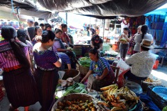 Den färgrika marknaden i centrala Santiago Atitlán, Lake Atitlán.