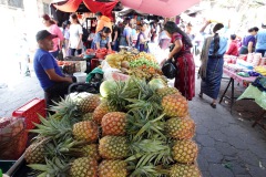 Den färgrika marknaden i centrala Santiago Atitlán, Lake Atitlán.