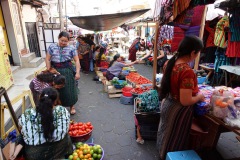 Den färgrika marknaden i centrala Santiago Atitlán, Lake Atitlán.