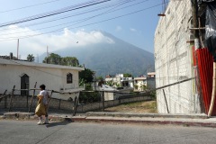 Gatuscen i centrala Santiago Atitlán med Volcán San Pedro i bakgrunden, Lake Atitlán.