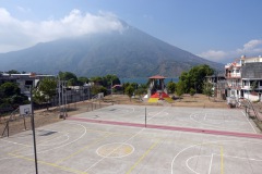 Basketplan i utkanten av Santiago Atitlán med Volcán San Pedro i bakgrunden, Lake Atitlán.