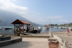 Piren i Santiago Atitlán med Volcán San Pedro i bakgrunden, Lake Atitlán.