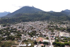 San Juan La Laguna med Volcán San Pedro i bakgrunden från Mirador Kaqasiiwaan, Lake Atitlán.