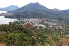 Utsikt från leden upp till Indian Nose över San Juan La Laguna och Volcán San Pedro, Lake Atitlán. 