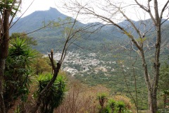 Utsikt från leden upp till Indian Nose över del av San Juan La Laguna och Volcán San Pedro, Lake Atitlán.