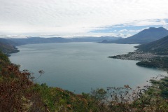 Utsikt från leden upp till Indian Nose över Lake Atitlán.