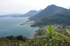 Utsikt från leden upp till Indian Nose över Volcán San Pedro och San Juan La Laguna , Lake Atitlán.  I bakgrunden syns även delar av Volcán Tolimán och Volcán Atitlán.