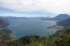 Utsikt från leden upp till Indian Nose över Lake Atitlán.