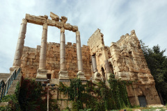 Det första man möts av när man kommer in på det arkeologiska området, entrén till  The Great Courtyard som är en del av Jupitertemplet, Baalbek.