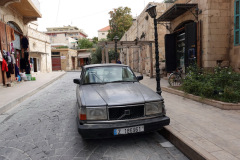 En Volvo 242 i staden Baalbek.