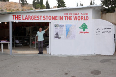 Caféet vid "The Pregnant Stone", en av de megalitiska stenarna i Baalbek.