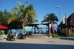 Del av hotell och restaurang med Laguna Bacalar i bakgrunden, Bacalar.