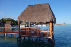 Brygga med solskydd, Laguna Bacalar, Bacalar.