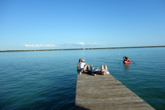 Picknick på brygga i Laguna Bacalar, Bacalar.