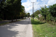 Gatuscen längs Boulevard Costera en bit söder om Bacalar.