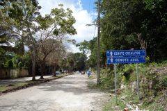 Längs Boulevard Costera en bit söder om Bacalar på väg mot  Cenote Cocalitos och Cenote Azul.
