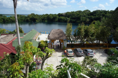 Cenote Azul i förgrunden och Laguna Bacalar i bakgrunden.