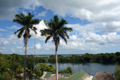 Cenote Azul i förgrunden och Laguna Bacalar i bakgrunden.