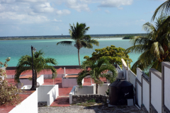 Utsikt över ett hotellområde från Boulevard Costera med Laguna Bacalar i bakgrunden.