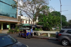 En av många broar över Khlong Phadung Krung Kasem, Bangkok.