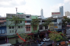 Utsikt över traditionellt shophouse  från Wat Traimit, Bangkok.