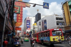 Gatuscen längs Yaowarat Road, Chinatown, Bangkok.