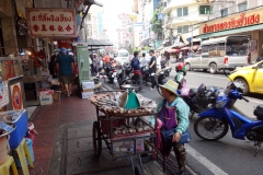 Gatuscen längs Yaowarat Road, Chinatown, Bangkok.