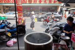 Gatuscen längs Yaowarat Road, Chinatown, Bangkok.