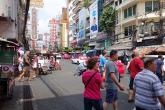 Gatuscen längs Yaowarat Road, Chinatown, Bangkok.
